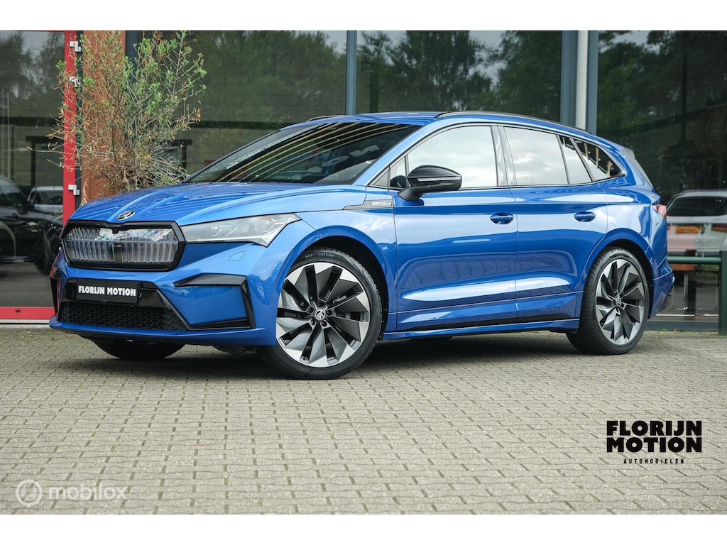 Skoda Enyaq iV 80 Sportline | Chrystal lights and face | ACC | Elec. Trekhaak | Racing Blue | 90% SOH | Camera | Sfeerverlichting | 21 Inch | Memory | CarPlay | Stoel en stuurwielverw.