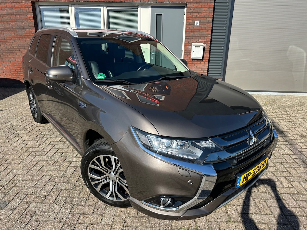 Mitsubishi Outlander 2.0 PHEV Executive Edition / Navi / Leder / Camera / Stoelverw / PDC / NAP / Clima / DAB