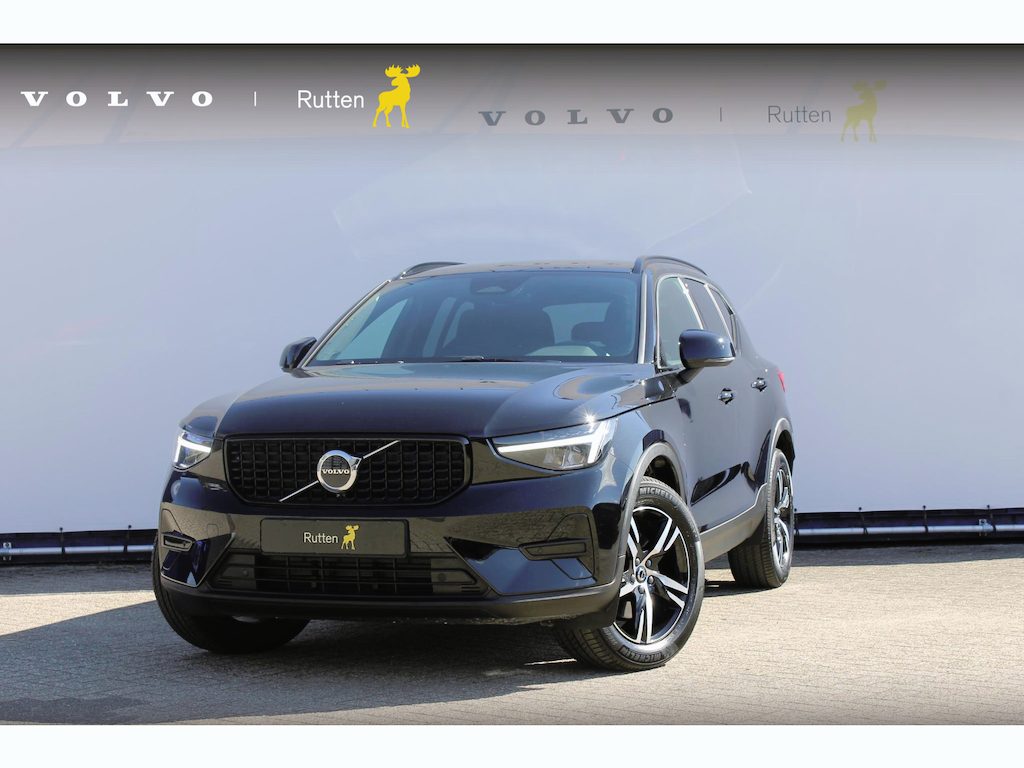 Volvo XC40 B4 211PK Automaat Plus Dark Harman Kardon Audio installatie / Semi elektrisch wegklapbare trekhaak / Google infotainment / Verwarmbare voorruit / Verwarmbare voorstoelen