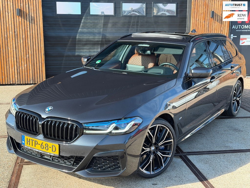 BMW 5-Serie Touring 540d xDrive High Executive M-Sport / Leder / HUD / Trekhaak / 360cam / ACC / B&W Audio / Pano / Massagestoelen