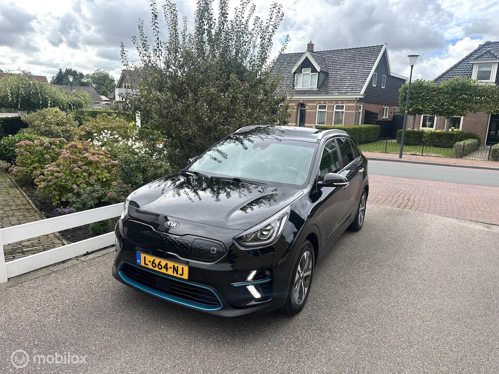 Kia Niro EV e-Niro ExecutiveLine 64 kWh SOH 100% SCHUIFDAK LEDER AFNEEMBARE TREKHAAK ACHTERUITRIJ CAMERA VOL OPTIES!!