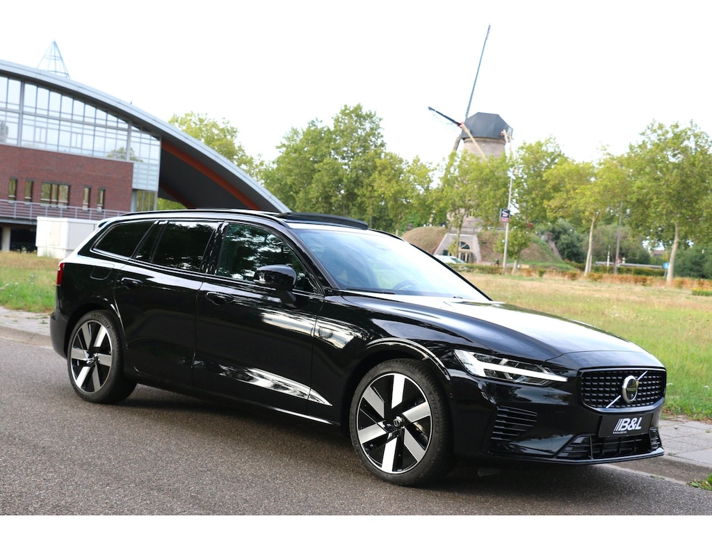 Volvo V60 2.0 T8 Plug-in hybrid AWD Aut 335kW 456Pk bj 2024 Ultra Dark Fully Loaded 1e eigenaar Full Option met maar 13666km Nieuw