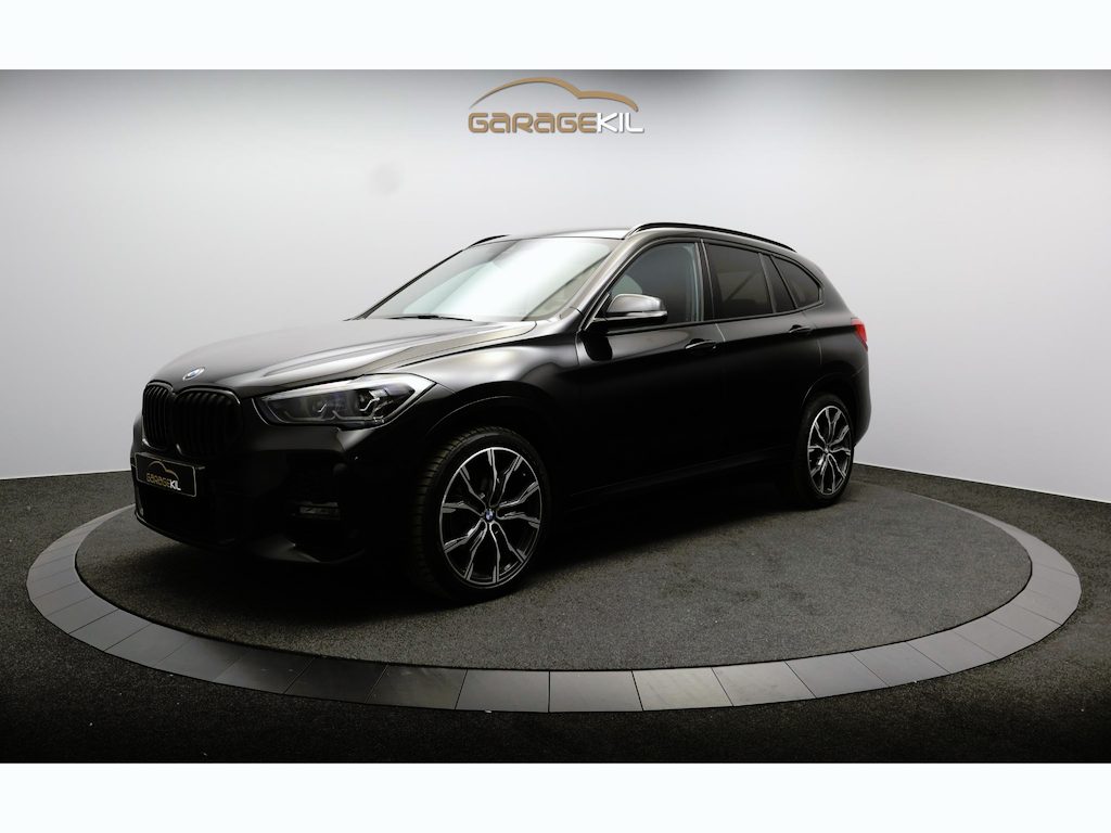 BMW X1 sDrive18i High Executive M-Sport / NAV / LED / 18'' LM velgen / Afn.Trekhaak / Privacy glass /Stoel. verw. / Climate / PDC