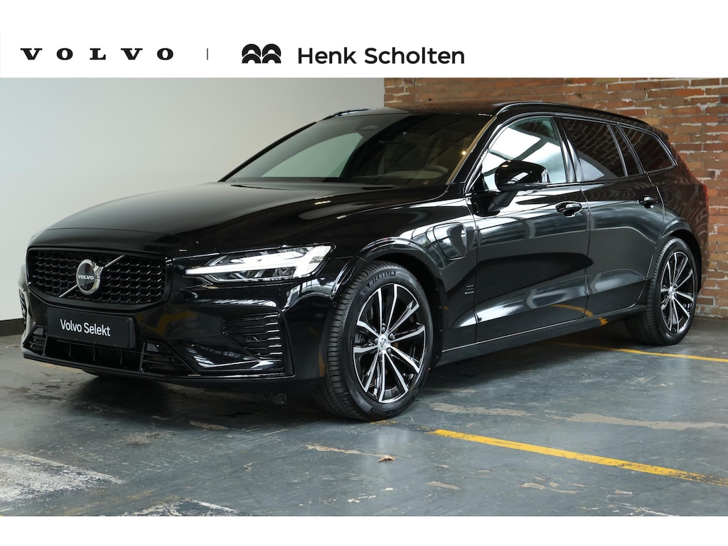 Volvo V60 T8 Plug-in hybrid AWD Ultra Dark | Panoramadak | Semi Electrische Wegklapbare Trekhaak | Premium audio by Harman Kardon | 360° Parkeercamera | Verwarmbare voorstoelen en stuurwiel | Parkeersensoren voor + achter |