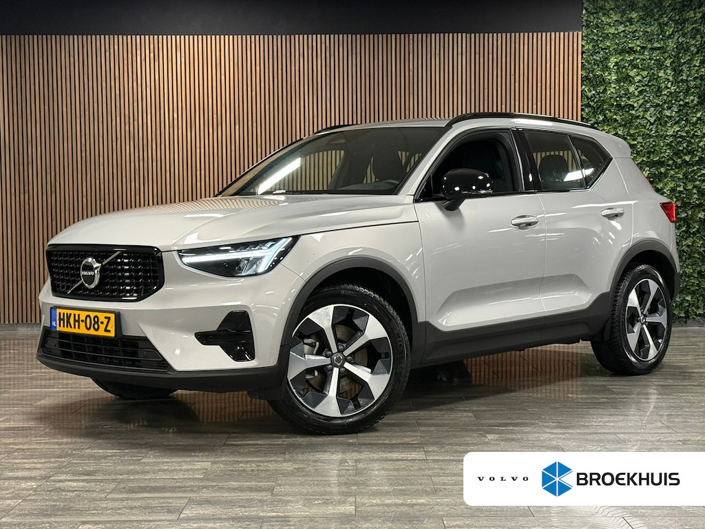 Volvo XC40 B4 Plus Dark | Trekhaak | Harman Kardon | All Season banden | Bestuurdersstoel elektrisch geheugen | Adaptieve Cruise Control | Stoel en Stuurwielverwarming | Google Infotainment | Parkeercamera | Pilot Assist | BLIS Dode Hoek Detectie | Keyless Drive | Parkeersensoren voor+achter | Passagiersstoel elektrisch | Elektrisch bedienbare achterklep | 19 Inch | Zitting verlenging voorstoelen | DAB Radio | Apple Carplay/Android Auto | Draadloos telefoon opladen | Volvo On Call met mobiele App functie | Silver Dawn Metallic |