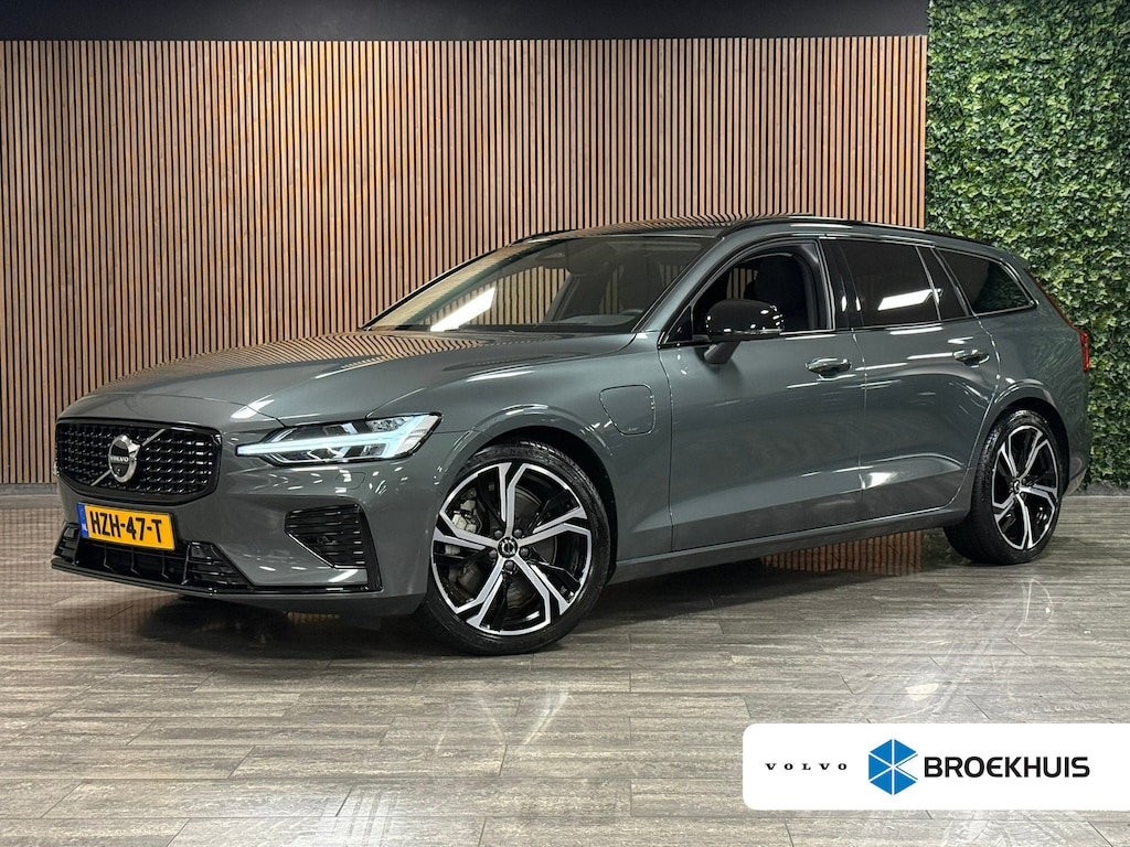 Volvo V60 T6 AWD Recharge Ultra Dark | Trekhaak | 360 Camera | Schuifdak | Head-Up Display | Harman Kardon | Adaptieve Cruise Control | Stoelverwarming voor+achter | Stuurwielverwarming | Full LED Meesturende koplampen | Pilot Assist | BLIS Dode Hoek Detectie | Elektrische voorstoelen geheugen | Lederen bekleding | Zitting verlenging voorstoelen | Lederen dashboard | Google Infotainment | Keyless Drive | Parkeersensoren voor+achter | Privacy Glass | Elektrisch bedienbare achterklep | DAB Radio | Apple Carplay/Android Auto | Volvo On Call met mobiele App functie | Forest Lake Metallic |