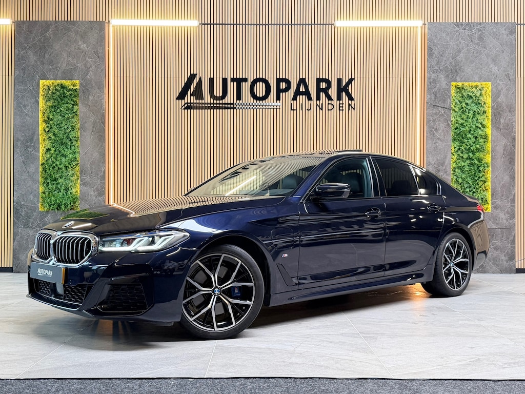 BMW 5-Serie 530e High Executive M-SPORT|SCHUIFDAK|HuD|360 CAMERA|LASER|MEMORY|KEYLESS|SFEERVERLICHTING|DODEHOEK|LANE ASSIST|ACC|