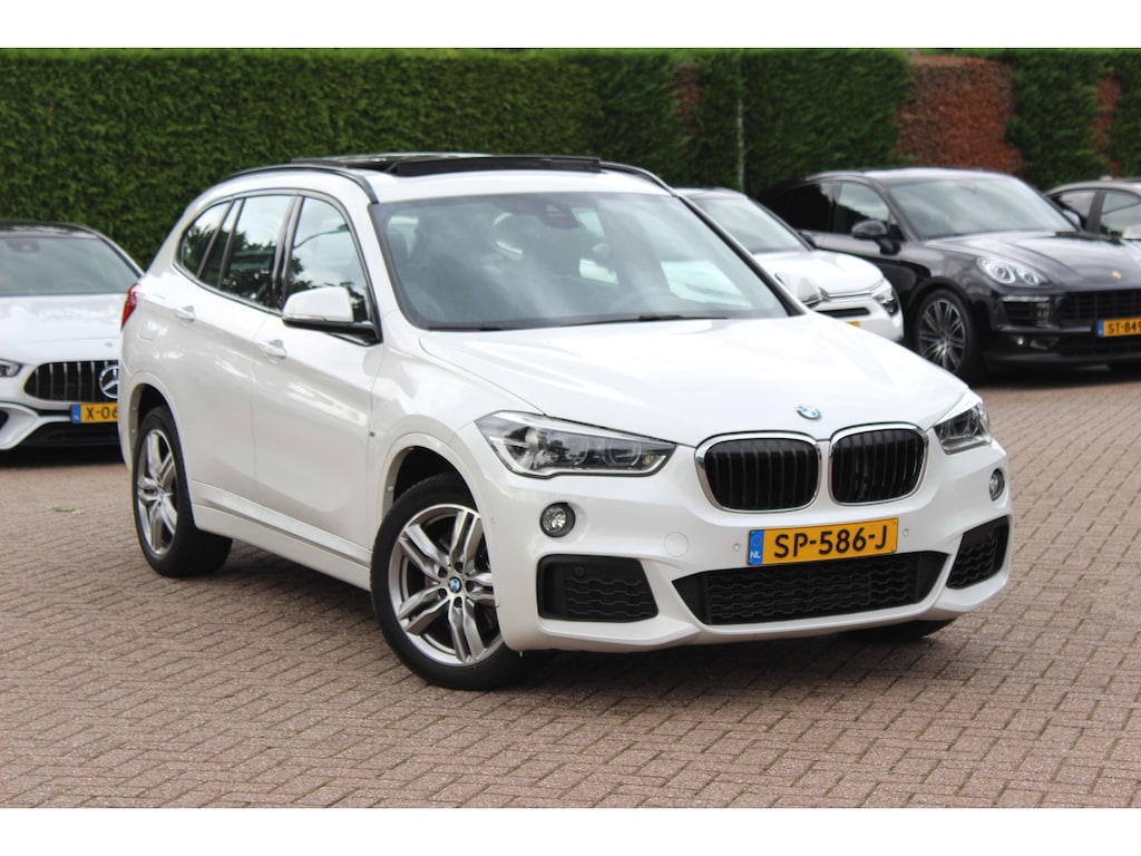 BMW X1 xDrive20i High Exe. M Sport 70.615 km! / Panoramadak / Camera / Head-up / Leder / Navigatie / 18'' / Stuur+Stoelverwarming / Cruise Control