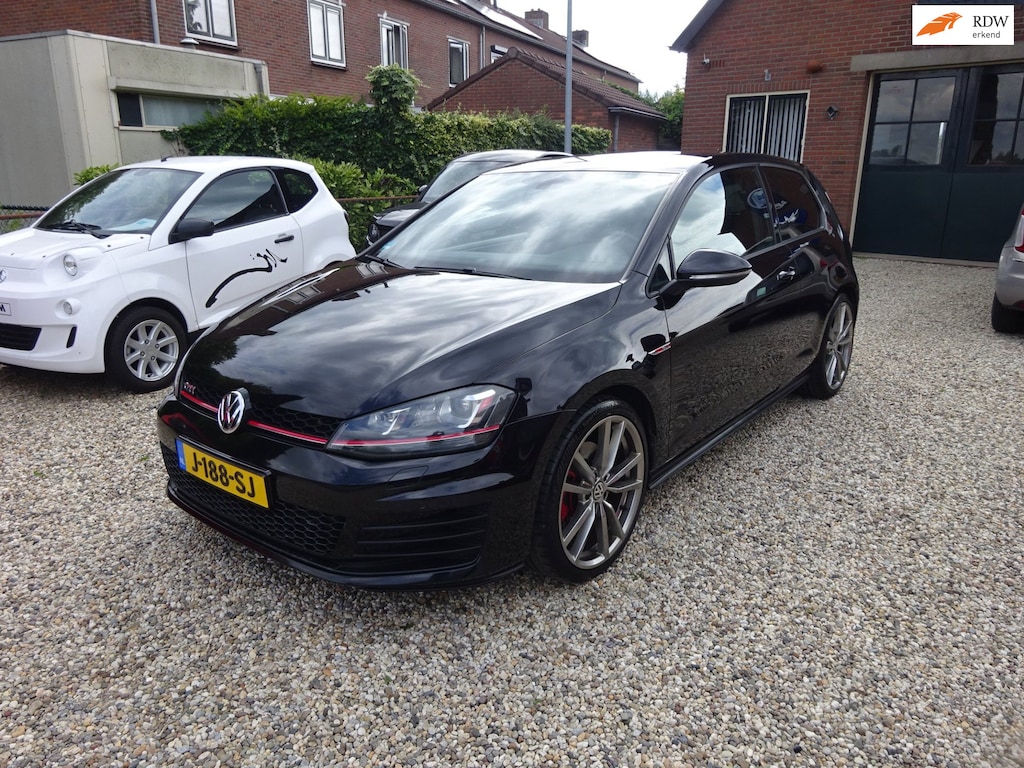 Volkswagen Golf 2.0 TSI GTI Navigatie, Achteruitrijcamera, Climate controle, 19" Lichtmetalen velgen,