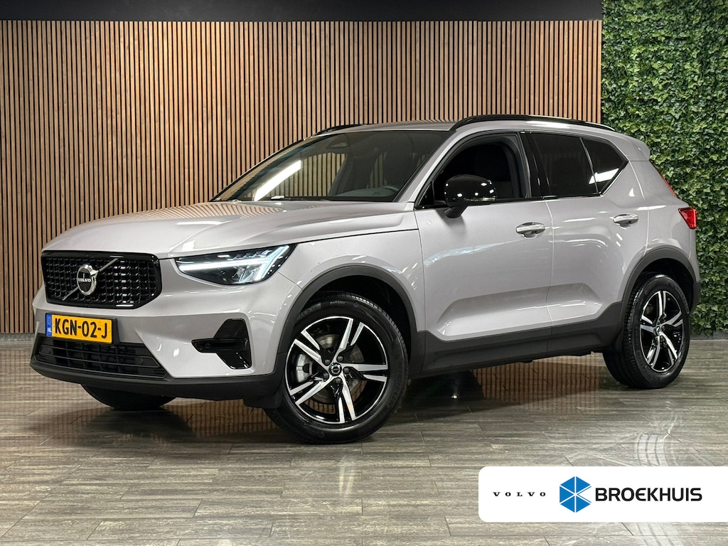 Volvo XC40 B4 Plus Dark | Trekhaak | Harman Kardon | Bestuurdersstoel elektrisch geheugen | Adaptieve Cruise Control | Stoel en Stuurwielverwarming | Google Infotainment | Parkeercamera | Pilot Assist | BLIS Dode Hoek Detectie | Keyless Drive | Parkeersensoren voor+achter | Passagiersstoel elektrisch | Elektrisch bedienbare achterklep | 19 Inch | Zitting verlenging voorstoelen | DAB Radio | Apple Carplay/Android Auto | Draadloos telefoon opladen | Volvo On Call met mobiele App functie | Aurora Silver Metallic |