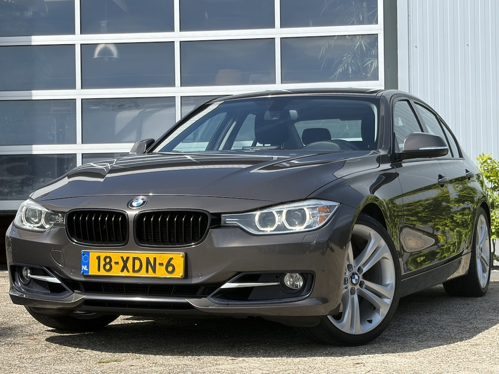 BMW 3-Serie 328i High Executive 245pk | Nieuwe ketting | Airco automatisch | Bi-xenon koplampen | Cruise control | Harman/Kardon Sound | Lichtmetalen velgen 19" | Navigatiesysteem full map | Parkeersensor voor en achter | Zeer nette auto!