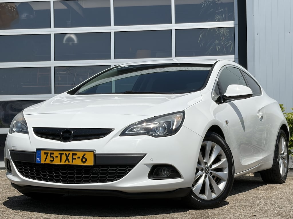 Opel Astra GTC 1.4 Turbo Sport 140pk | Audio-navigatie full map | Bi-xenon koplampen adaptief | Cruise control | Isofix bevestiging voor kinderzitjes | Lichtmetalen velgen 18" | Parkeersensor voor en achter | Leuke auto!