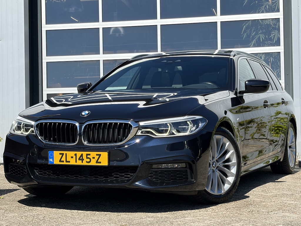 BMW 5-Serie Touring 520i High Executive Edition 184pk | M Sportpakket | Achteruitrijcamera | Dab | Elektrisch glazen panorama-dak | LED koplampen | Navigatiesysteem full map | Voorstoelen verwarmd | Dealer onderhouden!