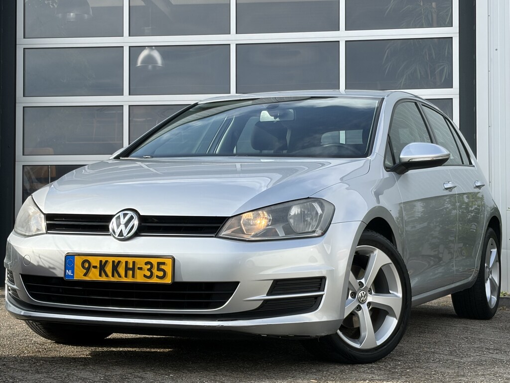 Volkswagen Golf 1.2 TSI Trendline 105pk | Nieuwe apk | Audio-navigatie full map | Bluetooth | Electronic climate control | Isofix bevestiging voor kinderzitjes | Lichtmetalen velgen 17 inch | Rijdt perfect!