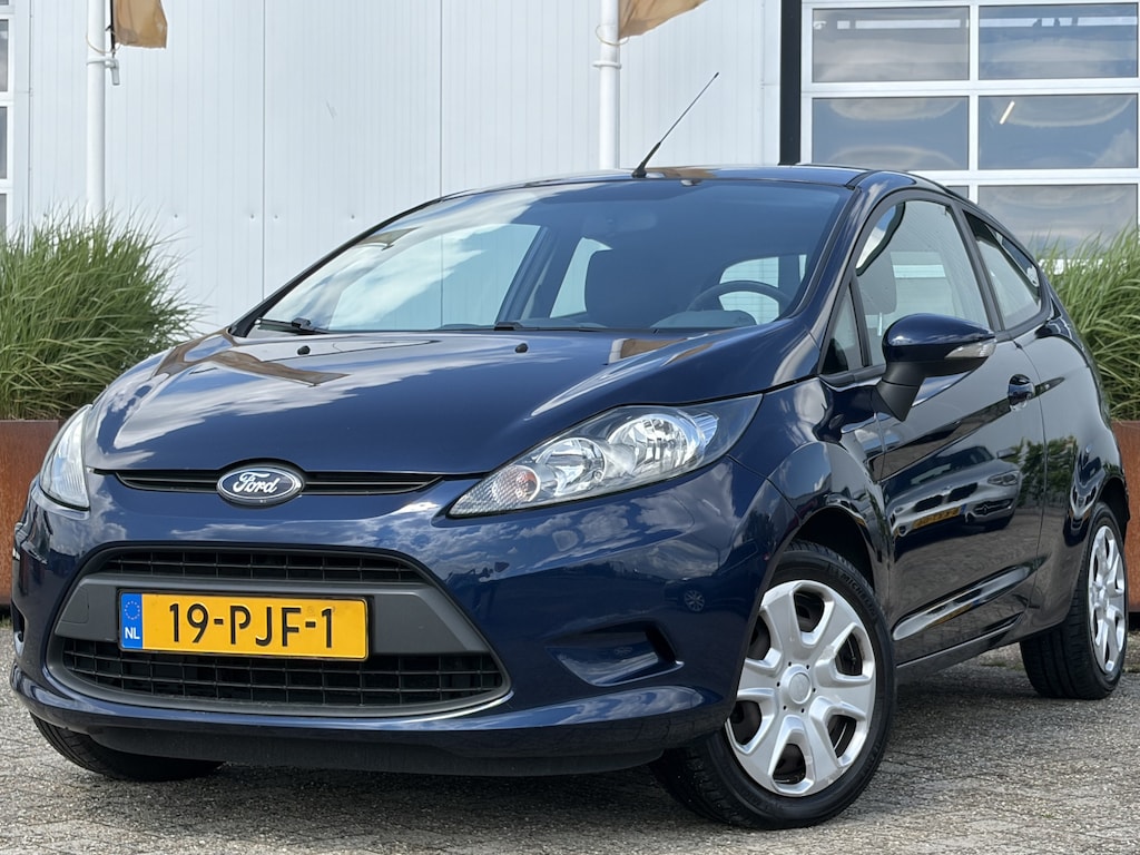Ford Fiesta 1.25 Limited 60 pk | Nieuwe distributieriem | Airco | Elektrische ramen voor | Isofix bevestiging voor kinderzitjes | Radio cd speler | Zeer nette auto!