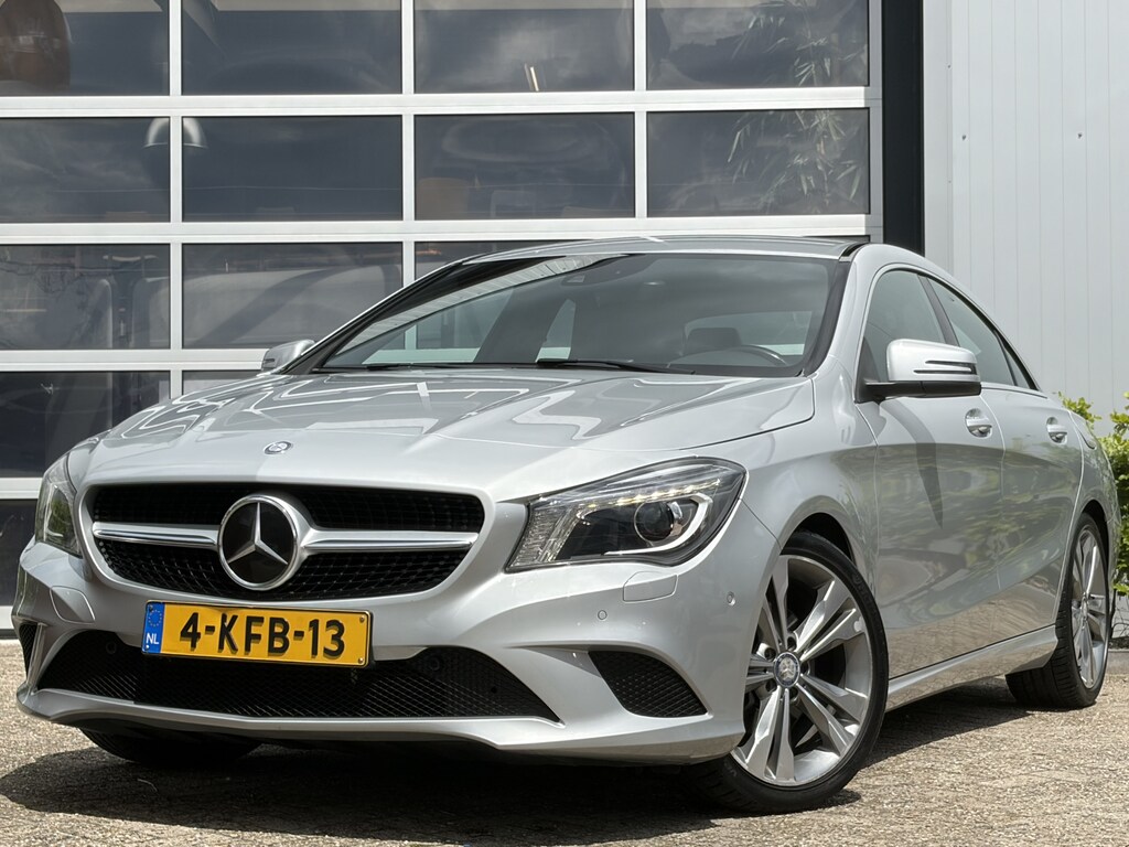 Mercedes-Benz CLA 180 Urban-pakket 122pk | Bi-xenon koplampen | Cruise control | Lichtmetalen velgen 5-spaaks 18" | Navigatiesysteem full map | Parkeersensor voor en achter | Voorstoelen verwarmd | Zeer nette auto!