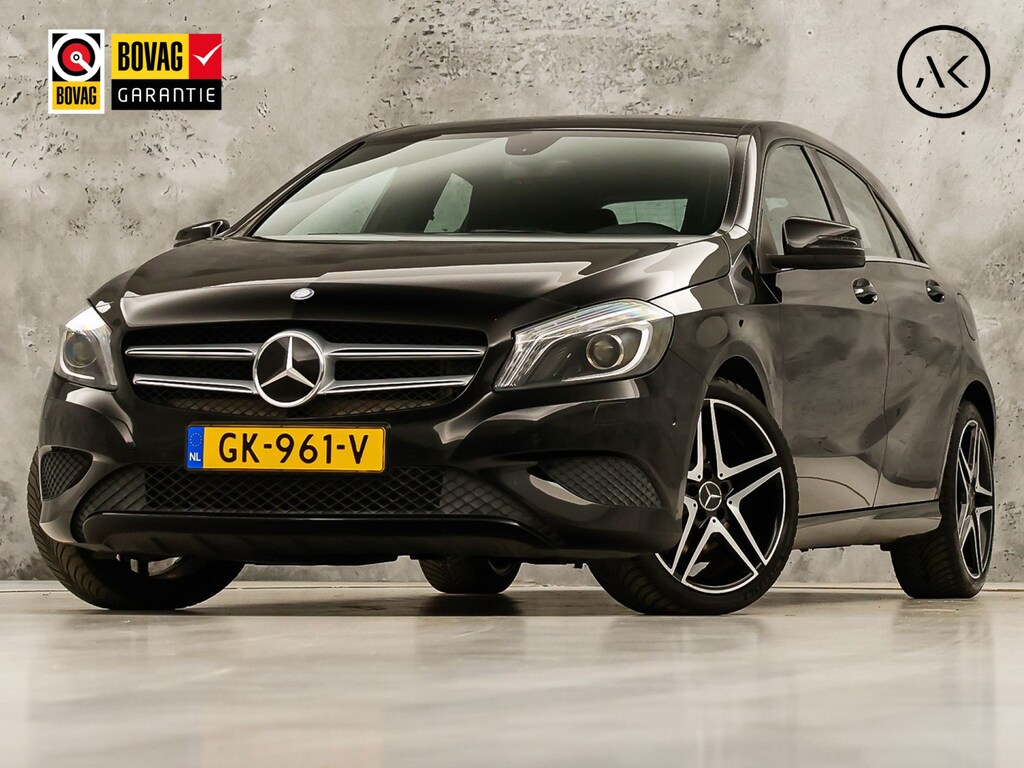 Mercedes-Benz A-klasse 180 AMG Sport Automaat (NAVIGATIE, LEDER, STOELVERWARMING, SPORTSTOELEN, ZWART HEMEL, PARKEERSENSOREN, TREKHAAK, CRUISE, NIEUWSTAAT)