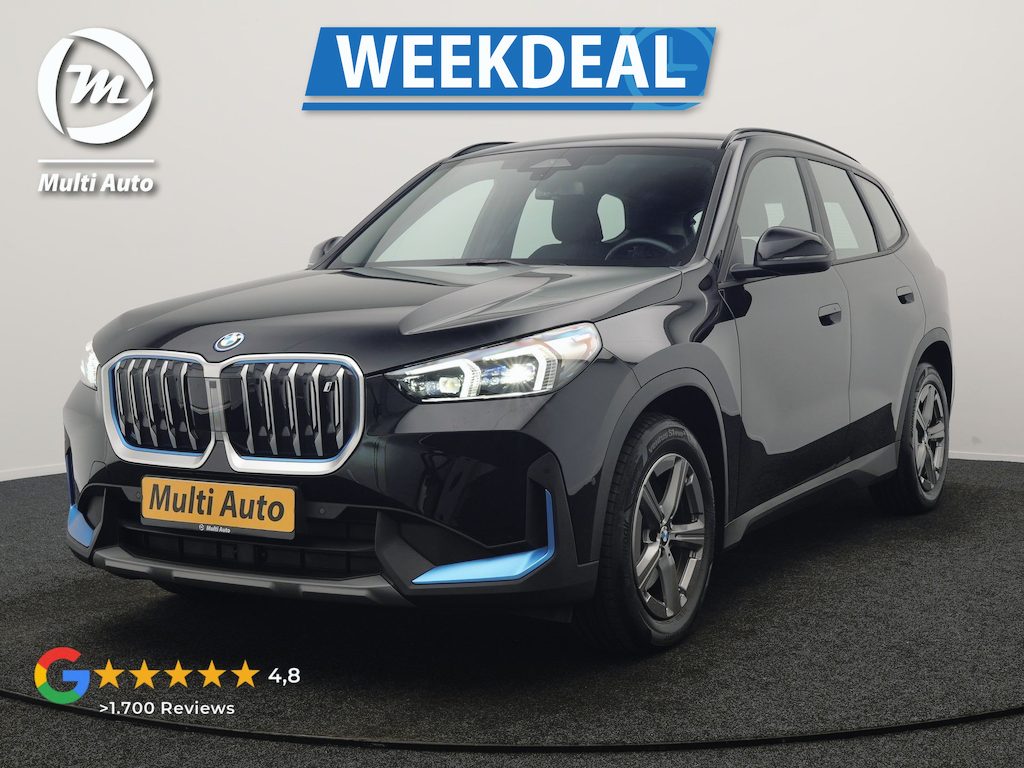 BMW iX1 xDrive30 67 kWh 313pk Dealer O.H. | Trekhaak Af Fabriek | Camera | Adaptief M Onderstel | Voorstoelen Verwarmd | Blis | Keyless | Apple Carplay | Adaptive LED | Sfeerverlichting | Widescreen Navi | DAB |