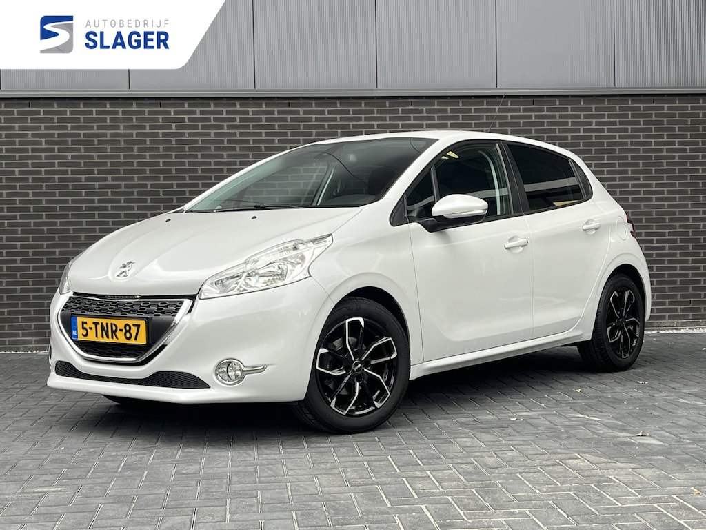Peugeot 208 1.2 VTi Envy 5-deurs | Navi | 16" Sportvelgen | PDC | Cruise