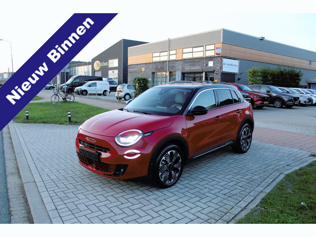 Fiat 600 600e La Prima 54 kWh Leder-Clima-Cruise-Navi-Camera-Massage 4100 KM !! SOH 97,8%