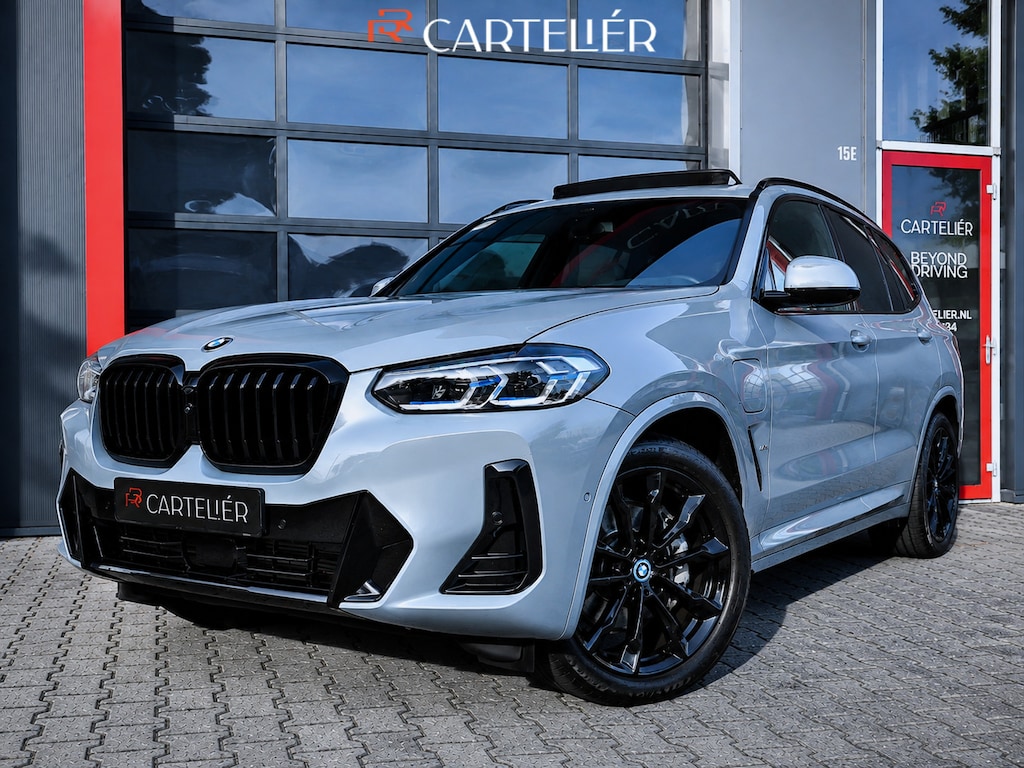 BMW X3 xDrive30e M-Sport Shadow Line | Pano | 360 | Laser Led | Vernasca Leder | Carplay / Android | Trekhaak | Stuurwielverwarming | Stoelverwarming | Keyless | Head-Up | Cruise | Digital Dash | Sfeerverlichting | 20'' LM | Comfort Acces | Dodehoek