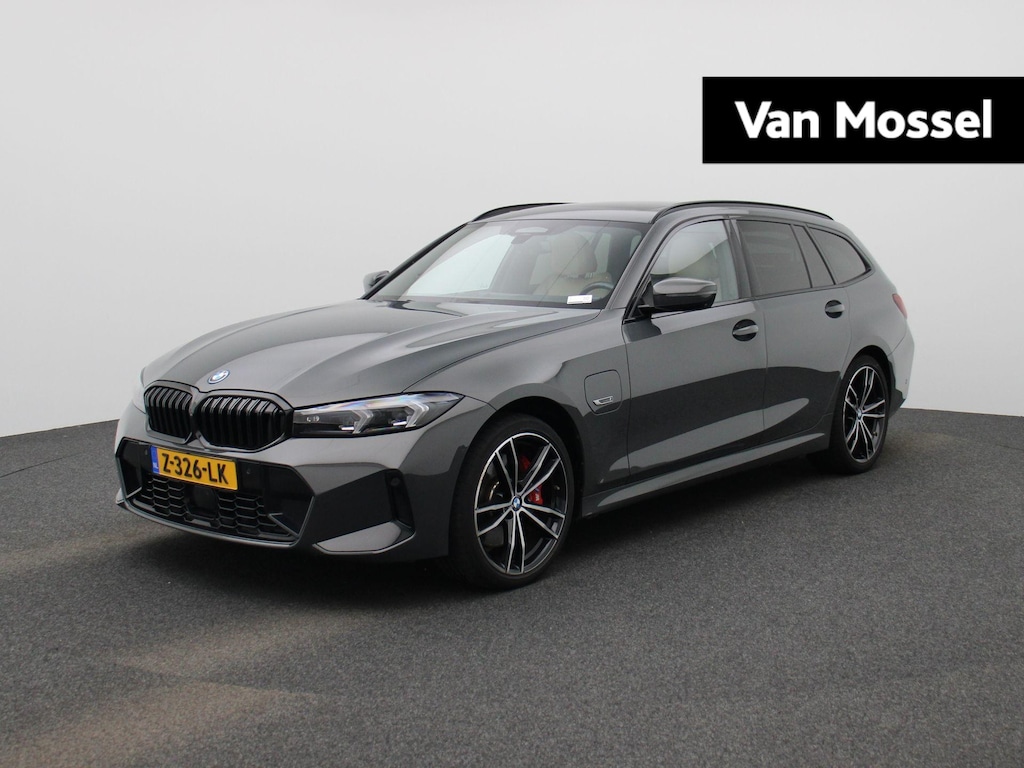 BMW 3-Serie Touring 330e xDrive | Automaat | LMV | Head up dsiplay | Trekhaak | Sfeer verlichting | Harman Kardon | Navigatie | Schuifdak | Stoel/Stuur verwarming | Virtual cockpit | Leder | Parkeer sensoren | Elec. achterklep | Virtual cockpit | 360 Camera | Climate control | Cruise control | DAB |