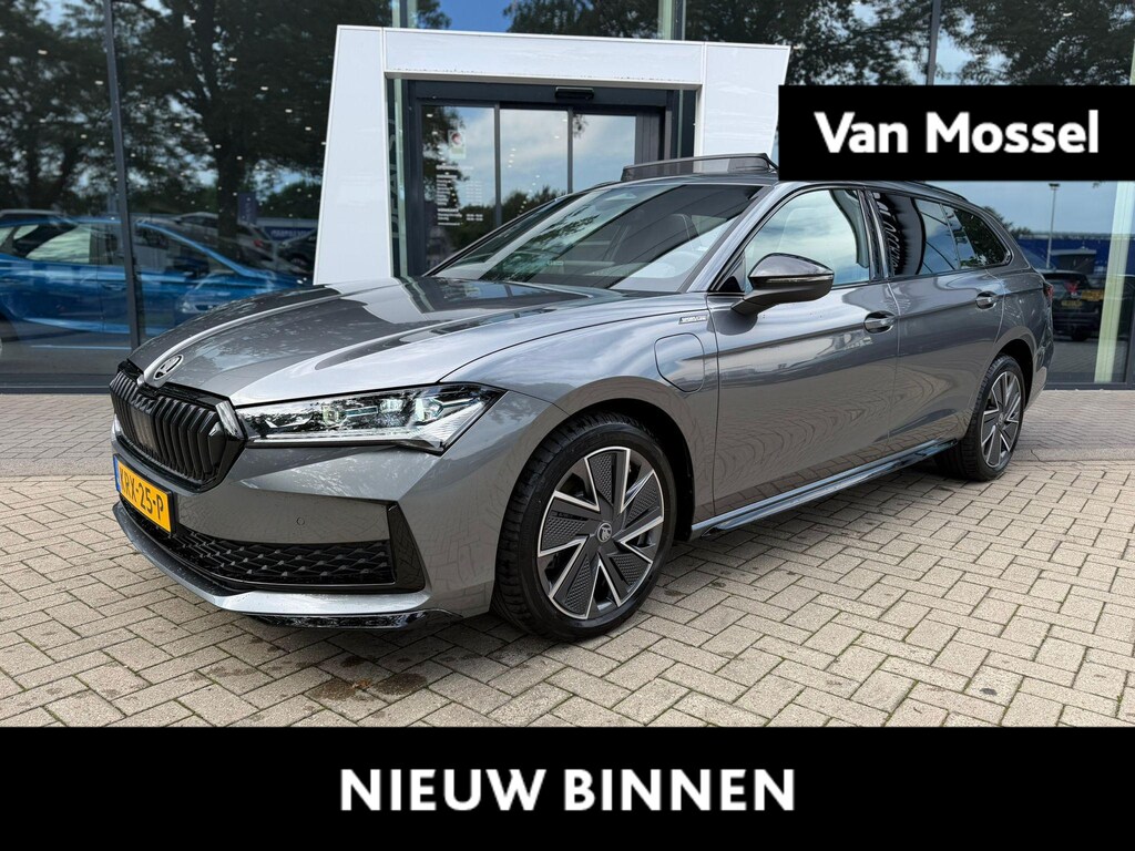 Skoda Superb Combi 1.5 TSI PHEV Sportline Business 204 pk | Automaat | LED | Trekhaak | Achteruitrijcamera | Climate Control | Navigatie | Adaptive Cruise Control | Parkeersensoren | Privacy Glass | Stoelverwarming | Lichtmetalen velgen |