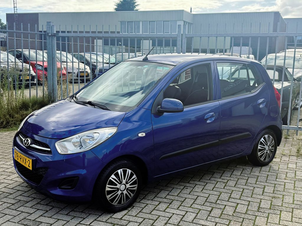 Hyundai i10 1.1 i-Drive 4cilinder NL AUTO NAP! NW 4SEASON BANDEN! DEALER OH! AUX l Elek pakket l Centraal l Spoiler! TOPSTAAT!