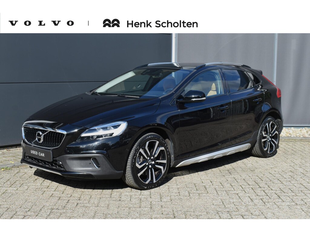 Volvo V40 Cross Country T3 Polar+ Luxury Amber Licht interieur | Panoramadak | HarmanKardon Premium Sound | Achterruitrijcamera | KeyLess | Stoelverwarming | Navigatiesysteem | Extra getint glas achter | 18'' lichtmetalen velgen