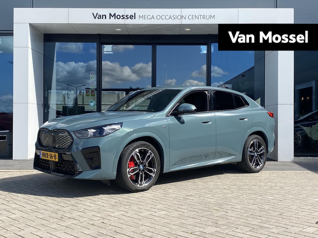 BMW IX2 eDrive20 67 kWh | TREKHAAK | 360 CAMERA | MEMORY STOELEN | HARMAN KARDON | ELEK.KOFFERBAK | STOELVERWARMING | M-SPORT | LEDER | HEADUP DISPLAY |