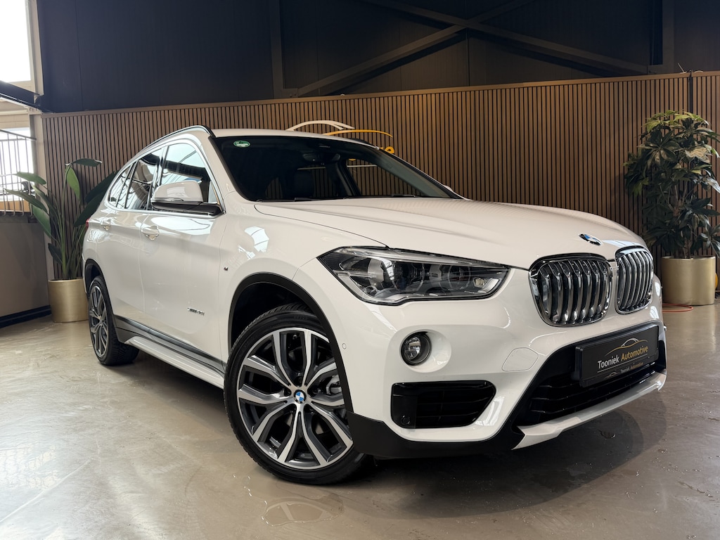 BMW X1 sDrive20i Executive M-PAKKET AUTOMAAT | LEDER | NAVIGATIE |