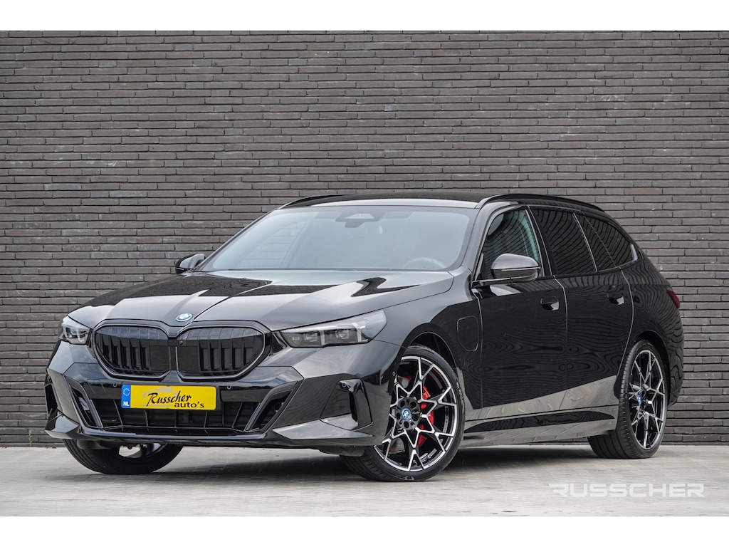 BMW 5-Serie Touring 550E 490Pk Aut. | Plug in Hybride | X-Drive | Shadowline | M-Sport | Head Up Display | Panoramadak | Trekhaak | 21''