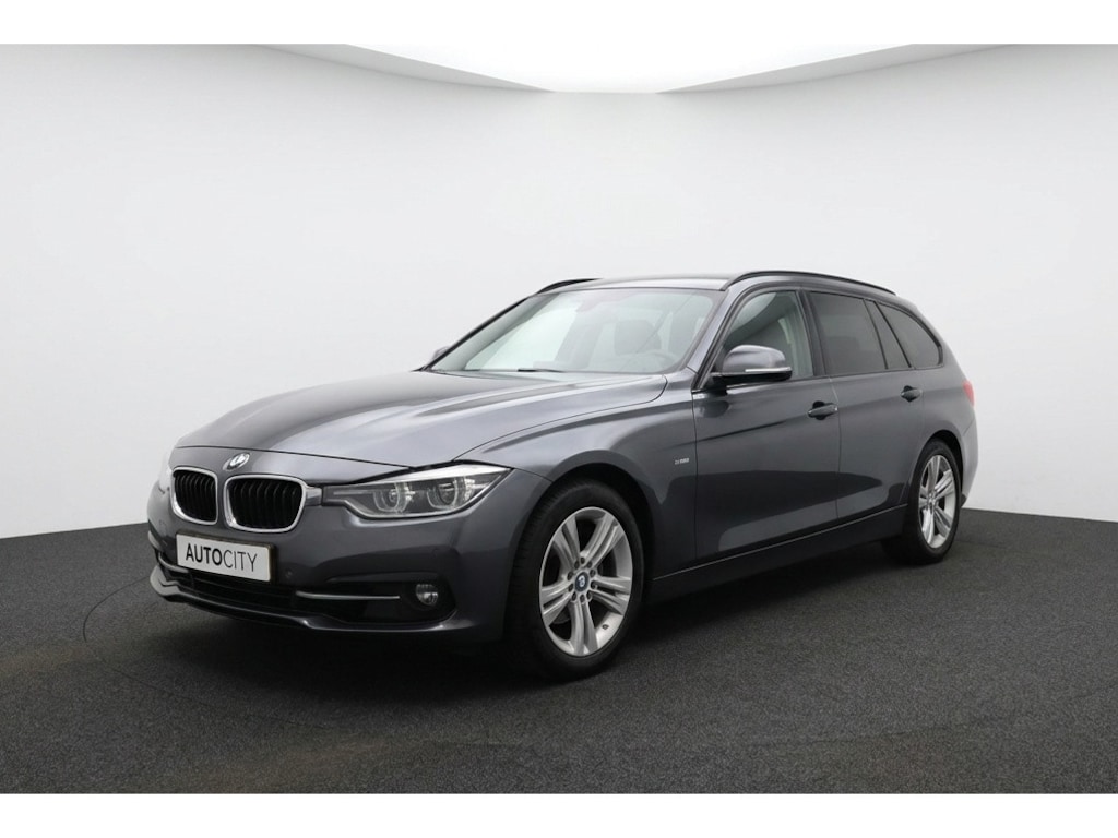 BMW 3-Serie 318i Touring Sportline Pano | Trekhaak | Sportstoelen | Stoelverwarming | Camera