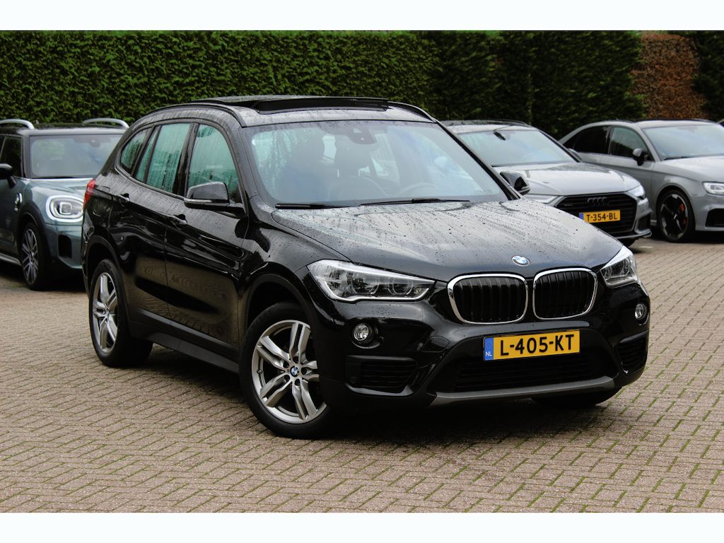 BMW X1 sDrive18i / Panoramadak / Leder / Parkeerhulp V+A / Navigatie / 17'' / Stoelverwarming / Cruise Control