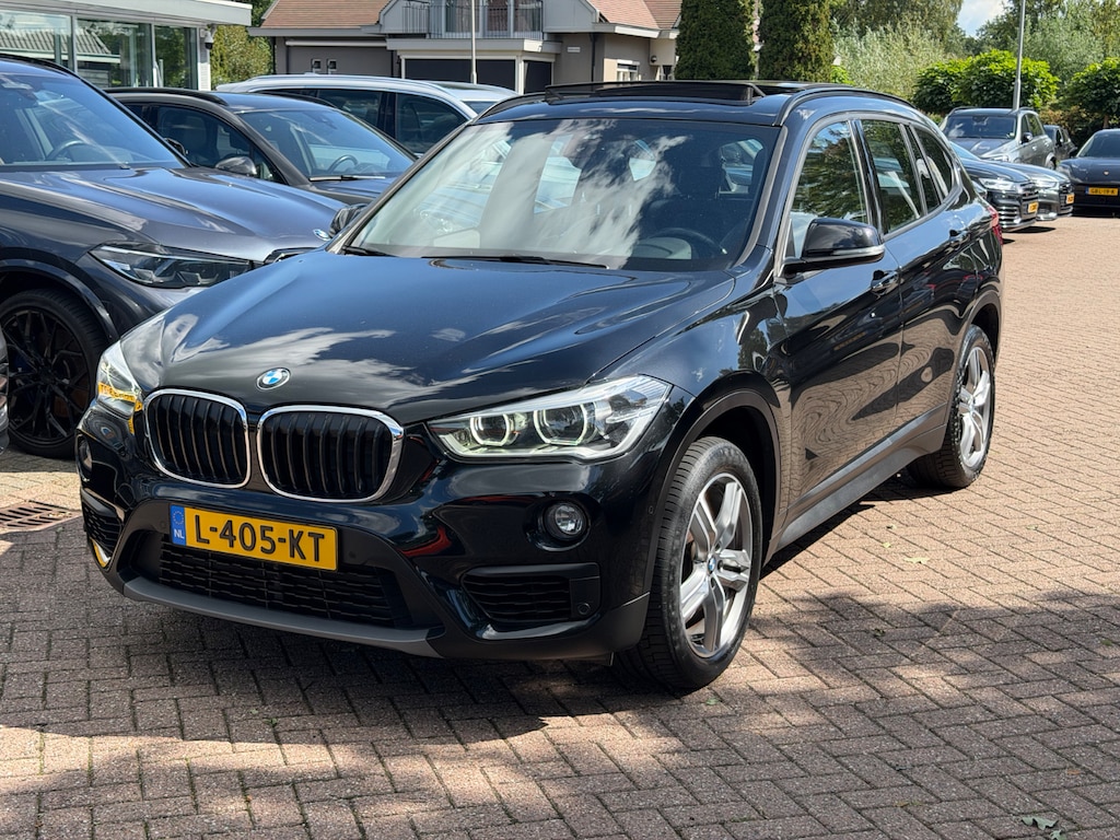 BMW X1 sDrive18i / Panoramadak / Leder / Parkeerhulp V+A / Navigatie / 17'' / Stoelverwarming / Cruise Control