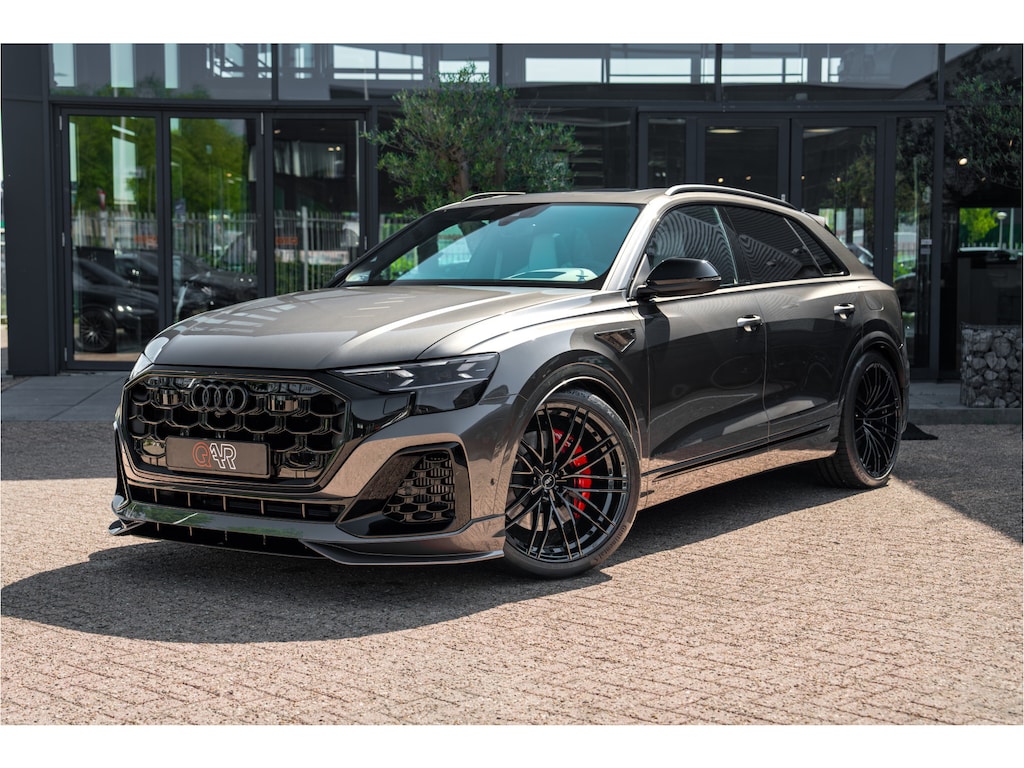 Audi Q8 60 TFSI e quattro ABT Aero Competition | Audi Exclusive Aqaatgrijs (Porsche) | Exclusive interieur Alabast wit | B&O Advanced | Advanced onderstel | Stoelventilatie + massagefunctie | Uitgebreid lederpakket | Carbon