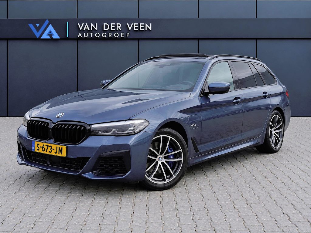 BMW 5-Serie Touring 530e xDrive M-sport | Incl. 12 maanden garantie | SOH 95% | Assisted driving | Uitklapbare trekhaak | 360° camera | Apple carplay/Android auto | Stoelverwarming voor + achter | Memory zetel | Harman/Kardon audio |