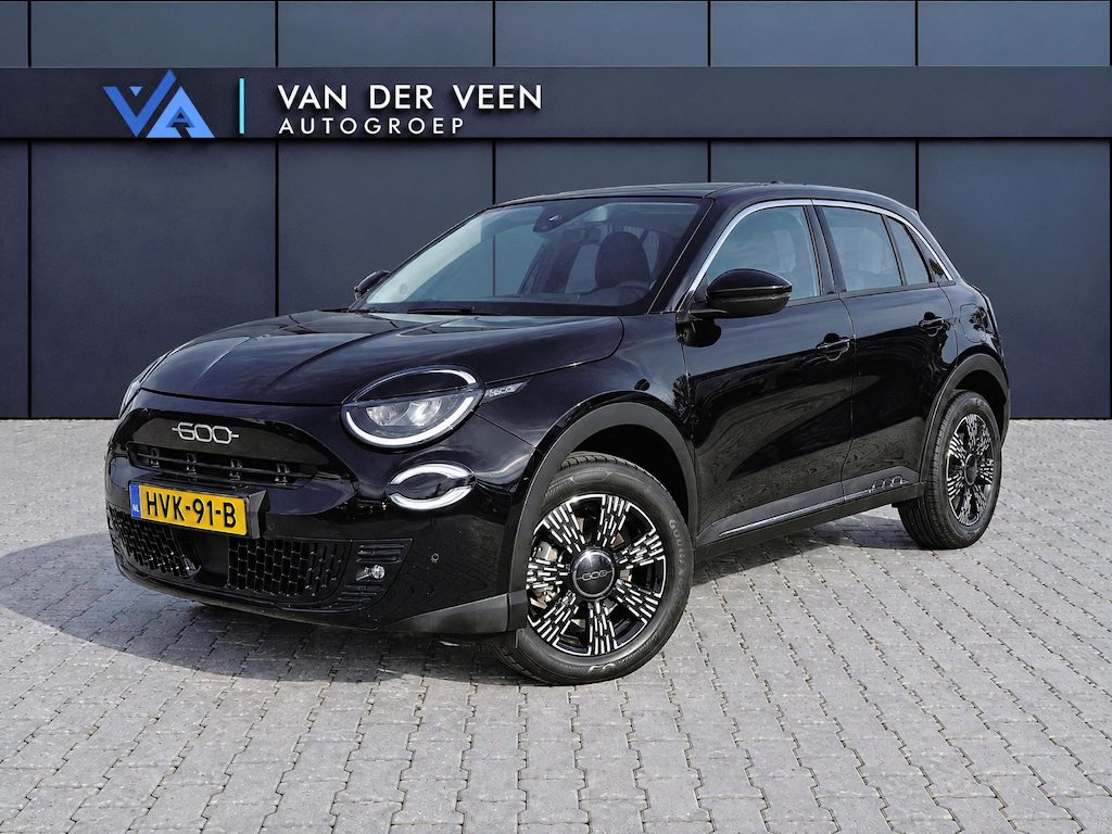Fiat 600 1.2 Hybrid Urban | Incl. 12 maanden garantie | Cruise control | Apple carplay/Android auto | Parkeercamera | DAB radio | Navigatie | Stoelverwarming |