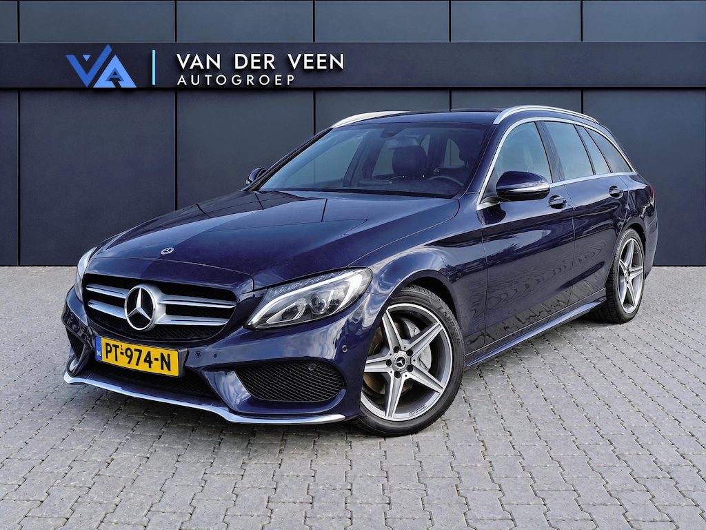 Mercedes-Benz C-klasse Estate 180 Business Solution AMG | Incl. 12 maanden garantie | Lederen sportstoelen | Cruise control | Climate control | Trekhaak | Zwarte hemel | LED Koplampen | 18" LM | Elektrische achterklep | Achteruitrijcamera | Dodehoek detectie |