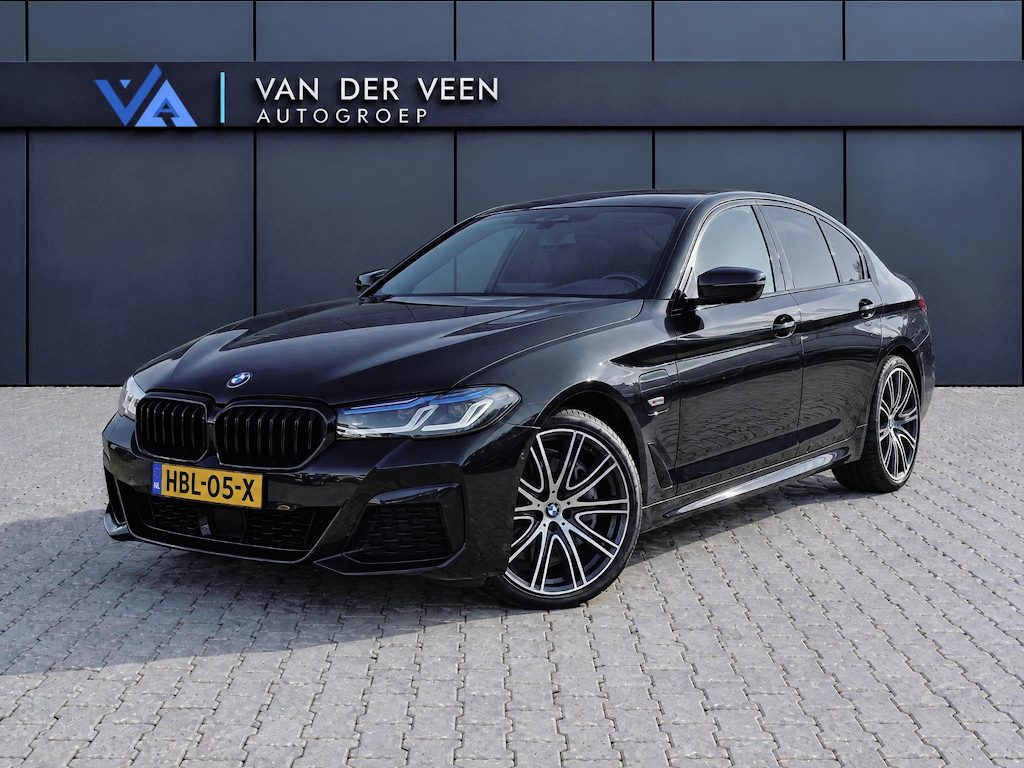 BMW 5-Serie 545e xDrive M-sport black edition | Incl. 12 maanden garantie Assisted driving | Head-up display | 6 cilinder! | Apple carplay/Android auto | Stoelverwarming | Parkeercamera | Harman/Kardon |