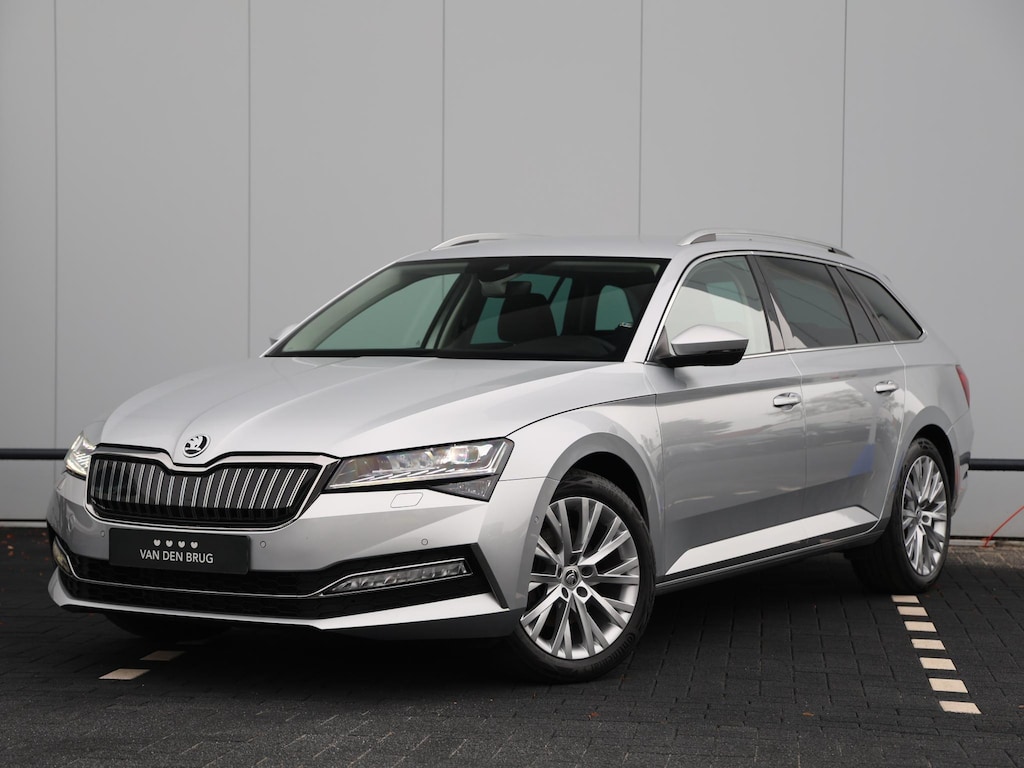 Skoda Superb Combi 1.4 TSI iV Business Edition Plus 218pk DSG | Dealer onderhouden | LED Matrix | Navigatie | Cruise control | Camera | Elektrische voorstoelen | Side Assist |