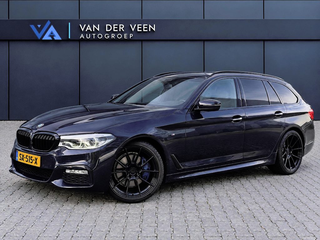 BMW 5-Serie Touring 530i High Executive M-sport | Incl. 12 maanden garantie | Panoramadak | Dodehoek detectie | Geheugenstoelen | Parkeercamera | Standkachel | Head-up display | Elektrisch uitklapbare trekhaak | Stoelverwarming | Draadloze telefoonlader | Luxe lederen bekleding |