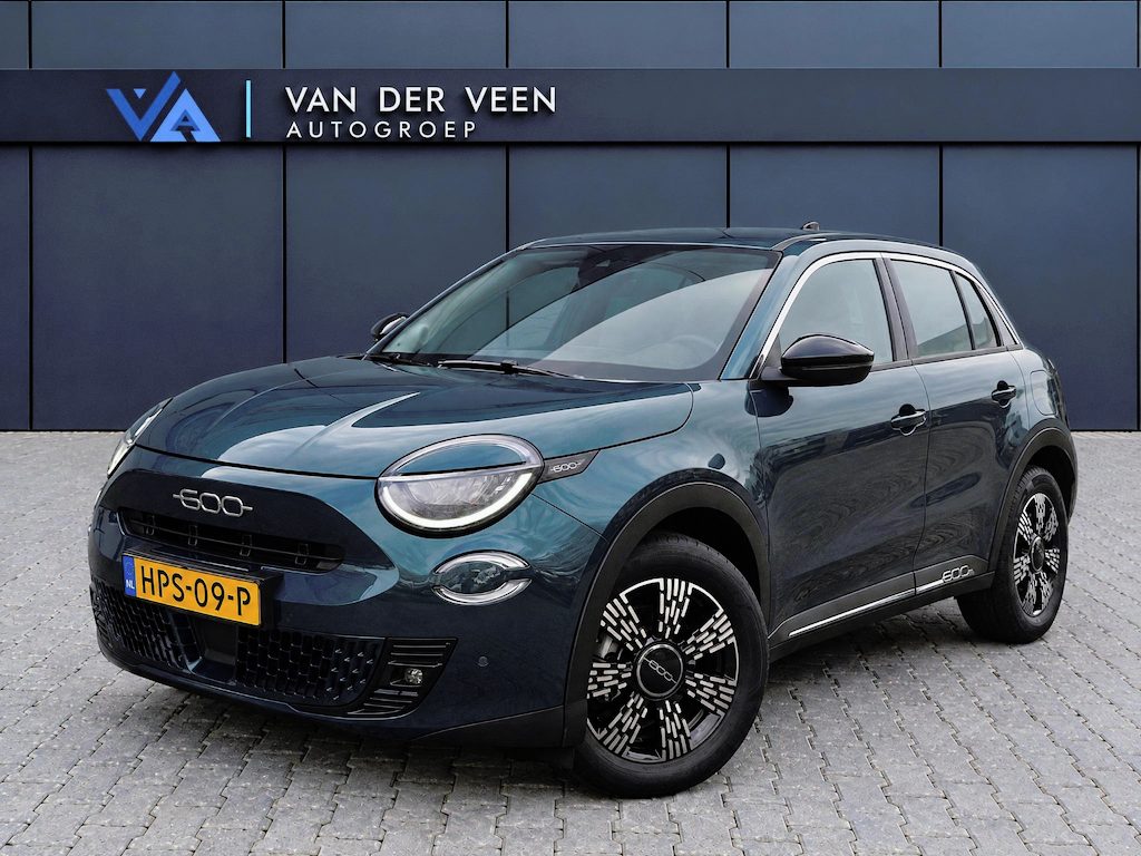 Fiat 600 1.2 Hybrid Urban | Incl. 12 maanden Garantie | AchteruitrijCamera | Stoelverwarming | Parkeersensoren V+A | Apple CarPlay/Android Auto | Navigatie | Climate controle | Keyless entry/start | Draadloze telefoonlader | Cruise controle | Origineel NL Auto | NAP |