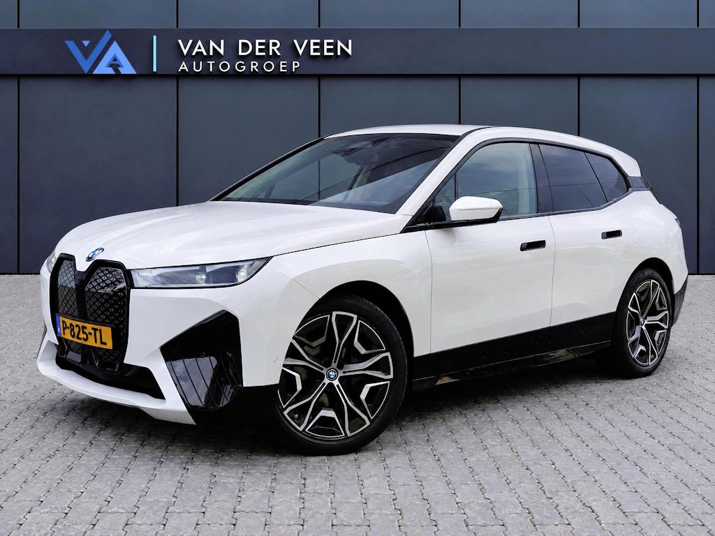 BMW iX xDrive40 Executive 77 kWh | SoH 100% | Incl. 12 maanden Garantie | 1e Eigenaar | 360° Camera | Elektrisch verstelbare stoelen/stuurwiel | Dodehoekdetectie | Stoelverwarming | Elektrische kofferbakklep | Draadloze telefoonlader | Keyless entry/start | 22 Inch LMV | Origineel NL Auto | NAP |