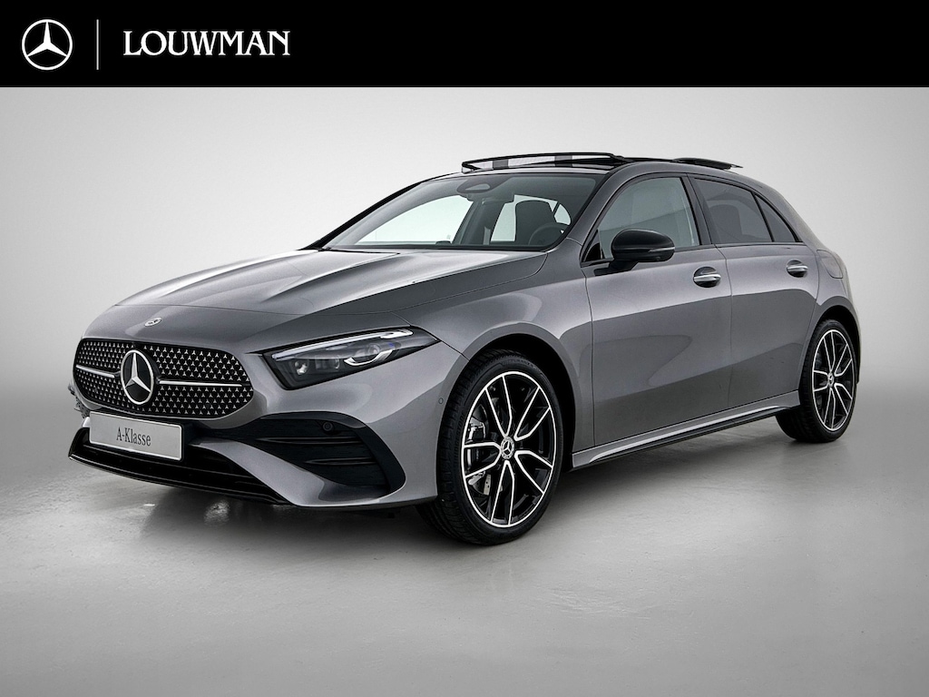 Mercedes-Benz A-klasse 250 e 140 Year Edition | Premium Plus | Nightpakket | Parkeerpakket | Panoramaschuifdak | 360° camera | 19-inch vijfdubbelspaak AMG velgen | Warmtewerend, donkergetint glas |