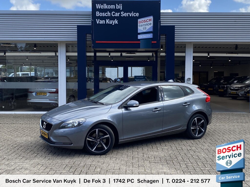 Volvo V40 2.0 T2 Kinetic / NL Auto / Navigatie /  Bluetooth / 17 inch R-design wielen / High performance audio / Park assist achter / Diffuser achterbumper / Dubbele uitlaten / Volledig dealeronderhouden /