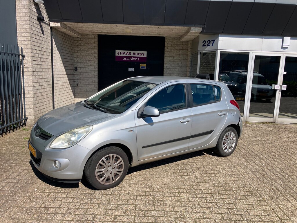 Hyundai i20 1.2i DynamicVersion / AIRCO / 5 DEURS / APK MEI 2027 / BUMPER SCHADE