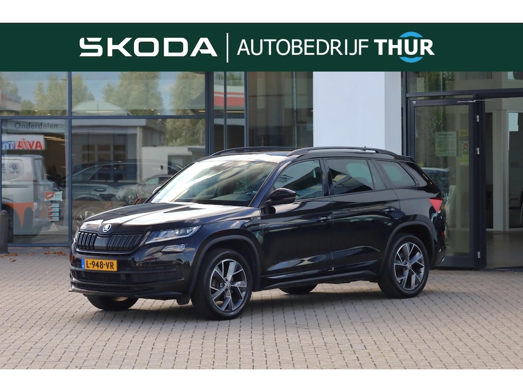 Skoda Kodiaq 1.5 TSI Sportline Business 7p. 150PK / 110kW DSG, Door ons geleverd en onderhouden, 7 zitplaatsen, achteruitrijcamera (Rear View), parkeersensoren voor en achter (PDC), verwarmbare voorstoelen, verwarmbare achterbank, verwarmbaar multifunctioneel lederen stuurwiel, panoramadak, trekhaak, elektrische achterklep, sportstoelen, navigatie, adaptieve cruise control (ACC), 19" LMV, elektrisch verstel-, verwarm- en inklapbare buitenspiegels, elektrisch verstelbare bestuurdersstoel met geheugenfunctie etc.