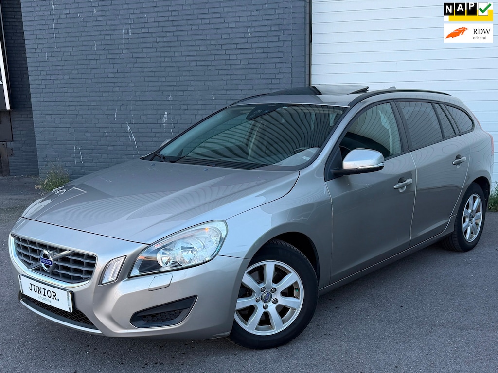 Volvo V60 1.6 T3 Kinetic PANORAMADAK/DEALERONDERHOUDEN/NAVI/CRUISE