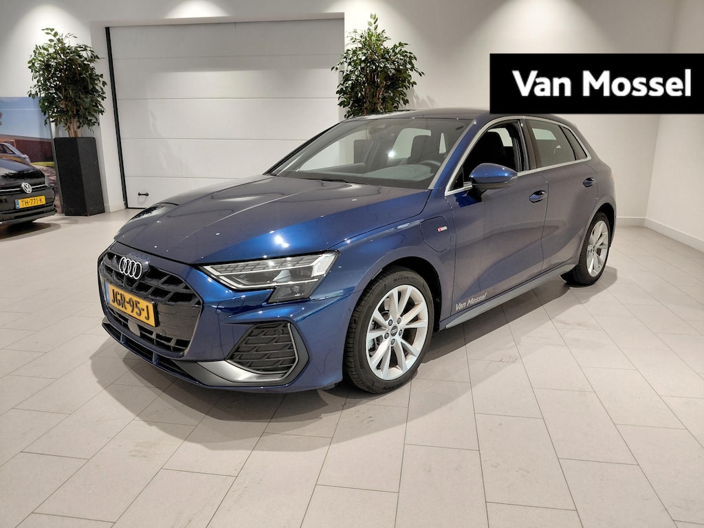Audi A3 Sportback 40 TFSI e S edition 204 PK Airco | Apple Carplay | Android Auto | Adaptieve Cruise Control | Lederen Sportstuur | Lichtmetalen Velgen | Multimedia-Voorbereiding | Navigatie | Parkeer Assistent | Parkeersensor Voor en Achter | Achteruitrijcamera | S-Line Exterieur | Sportstoelen Half Leder/Stof | Multifunctioneel Stuurwiel | Stoelverwarming
